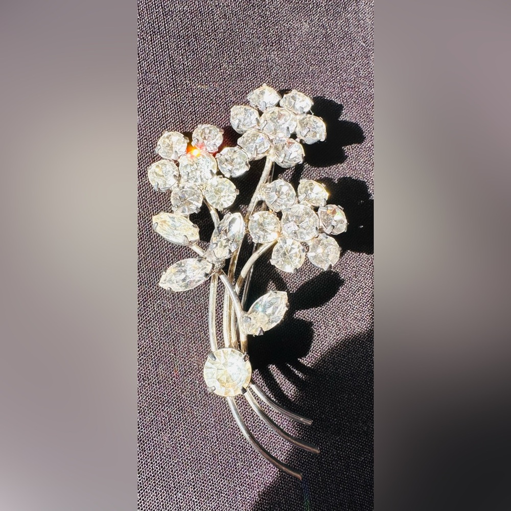 Elegant VINTAGE Silver tone Floral Brooch - Picture 3 of 6